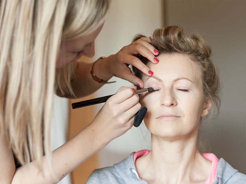 Frau genießt Probe-Make-up